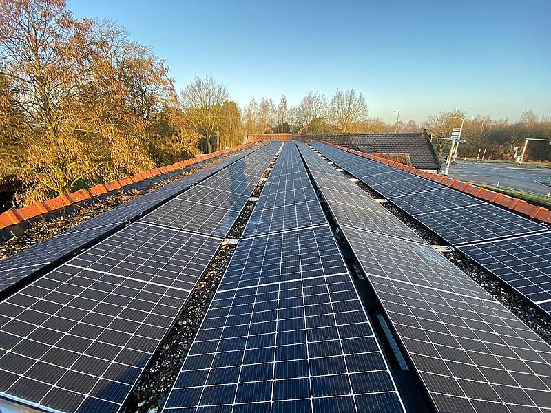 Monteur zonnepanelen zakelijke projecten